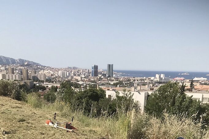 Terrain en pente en cours de fauchage, au-dessus de Marseille