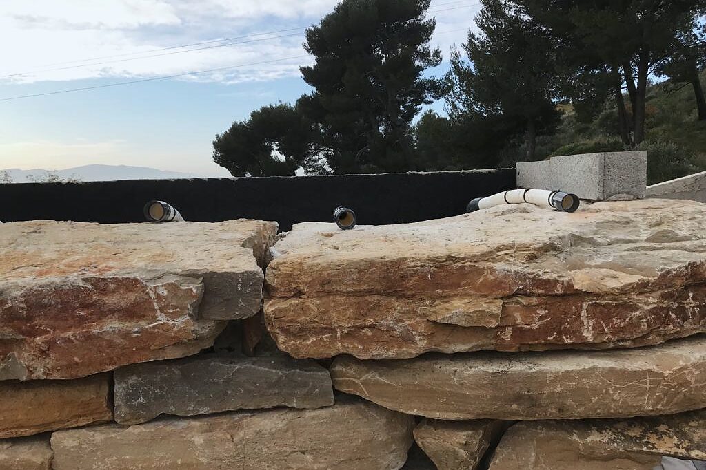 Enrochement en pierres de grande taille