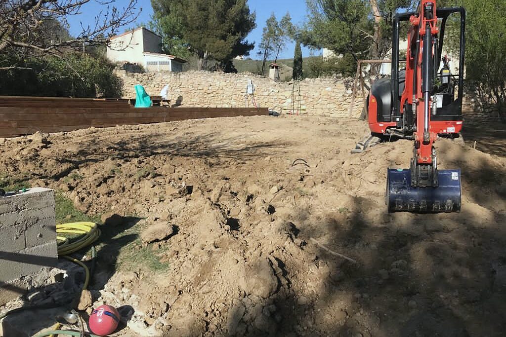 Mini-pelle en cours de terrassement dans un jardin à Marseille